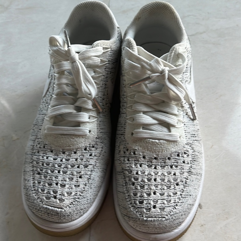 Nice white walking sneakers. Nike air